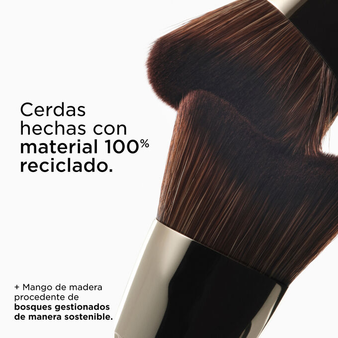Gua Sha-Inspired Foundation Brush - Brocha para Base de Maquillaje Inspirada en Gua Sha