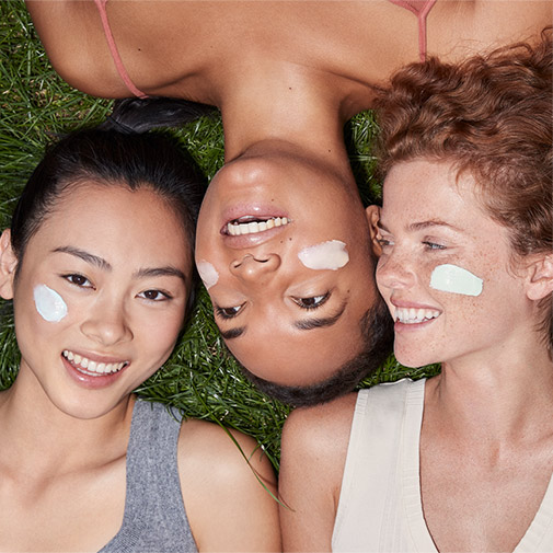 3 mujeres jóvenes riendo