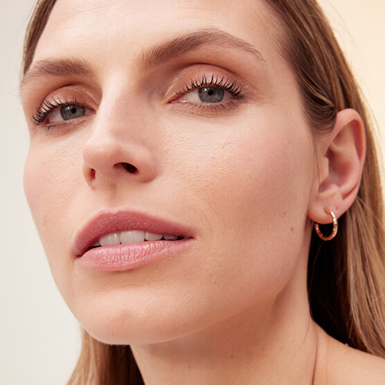 Modelo usando Double Serum Textura Ligera