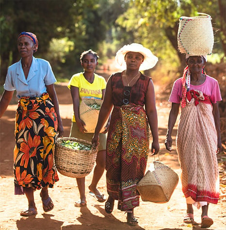 Foto de mujeres llevando bolsas